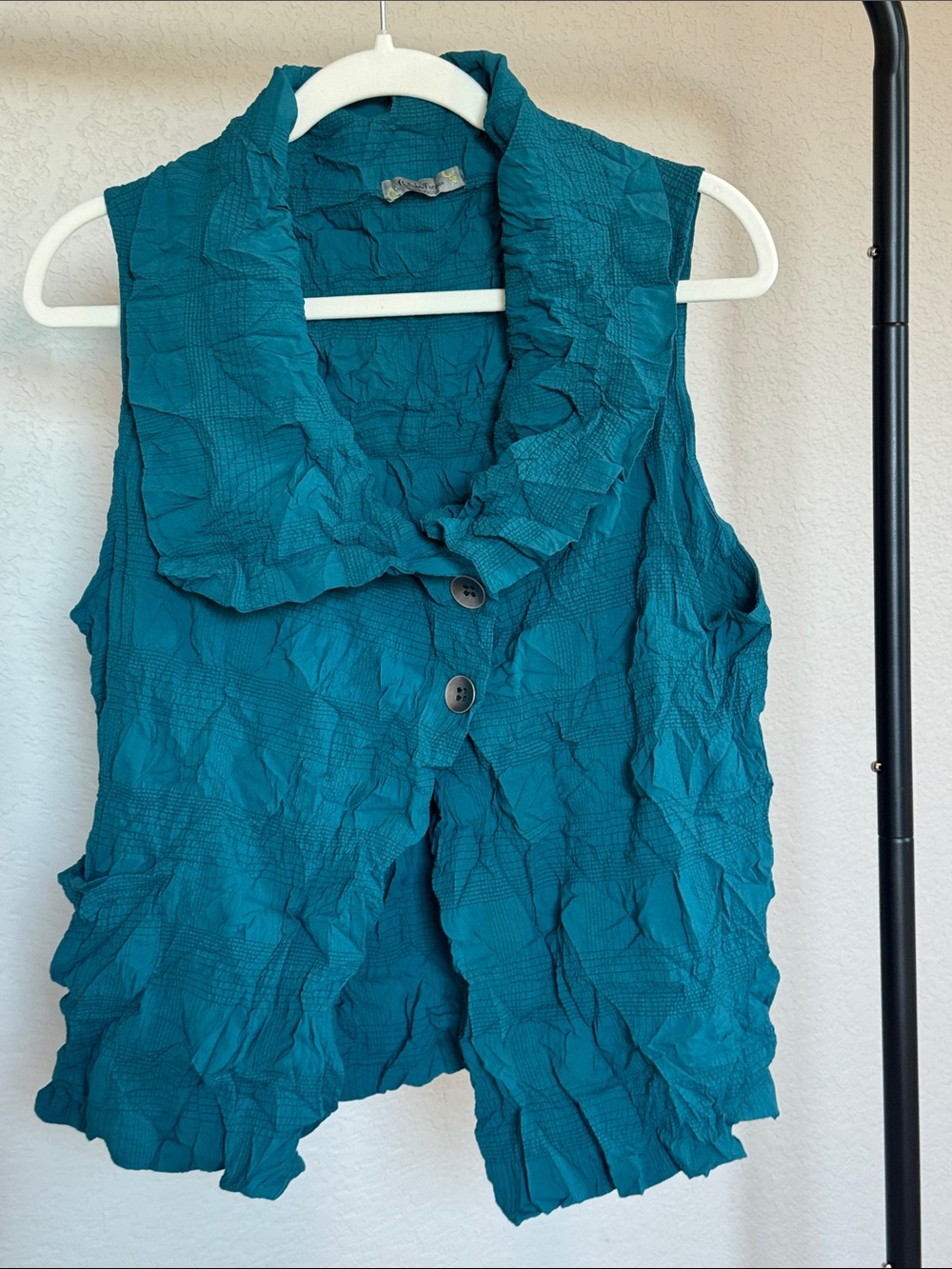 Sleeveless Crinkle Button-Front Blouse in Teal